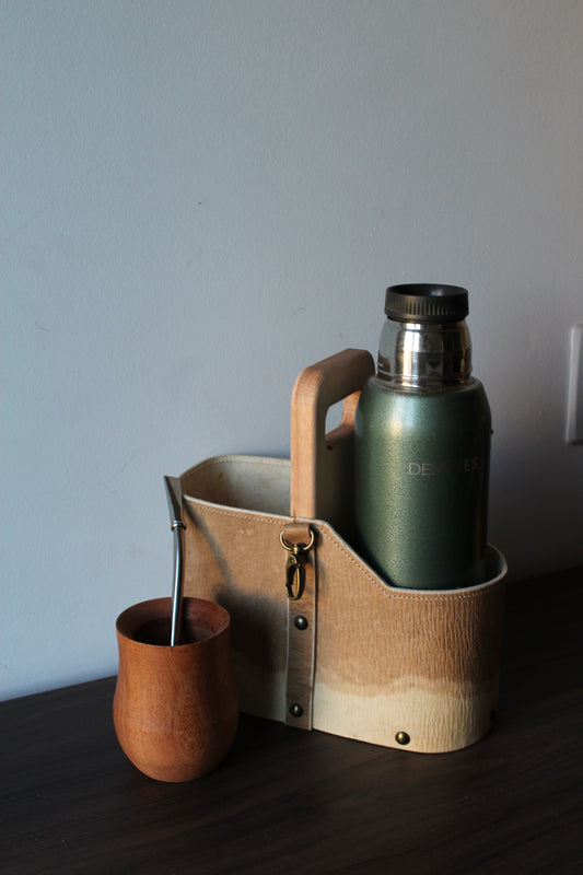 KIT 17- Mate de Algarrobo + Matera de Cuero Crudo + Bombilla de Alpaca+ Termo de Demates