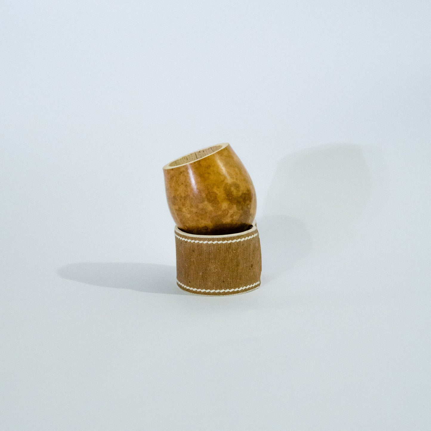 Posa Mate de Cuero Crudo con Doble Costura