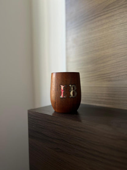 ALGARROBO PREMIUM CON DOS INICIALES EN ALPACA