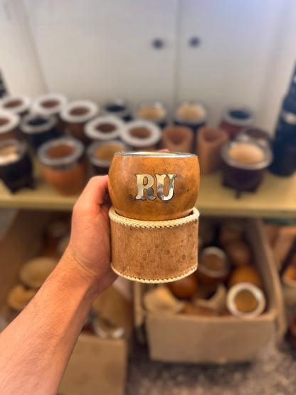 CALABAZA CON DOS INICIALES EN ALPACA + POSA MATES LISO DE REGALO